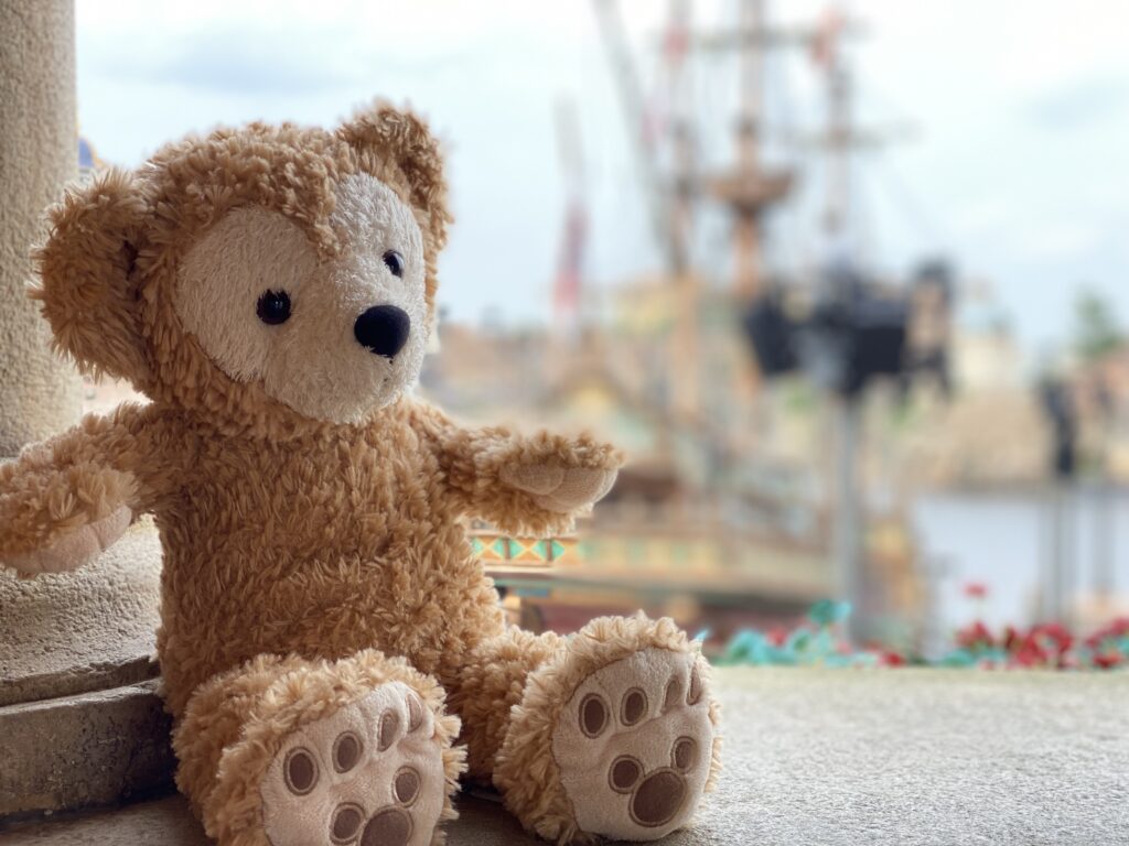 ディズニーシーで撮ったダッフィーのぬいぐるみの写真