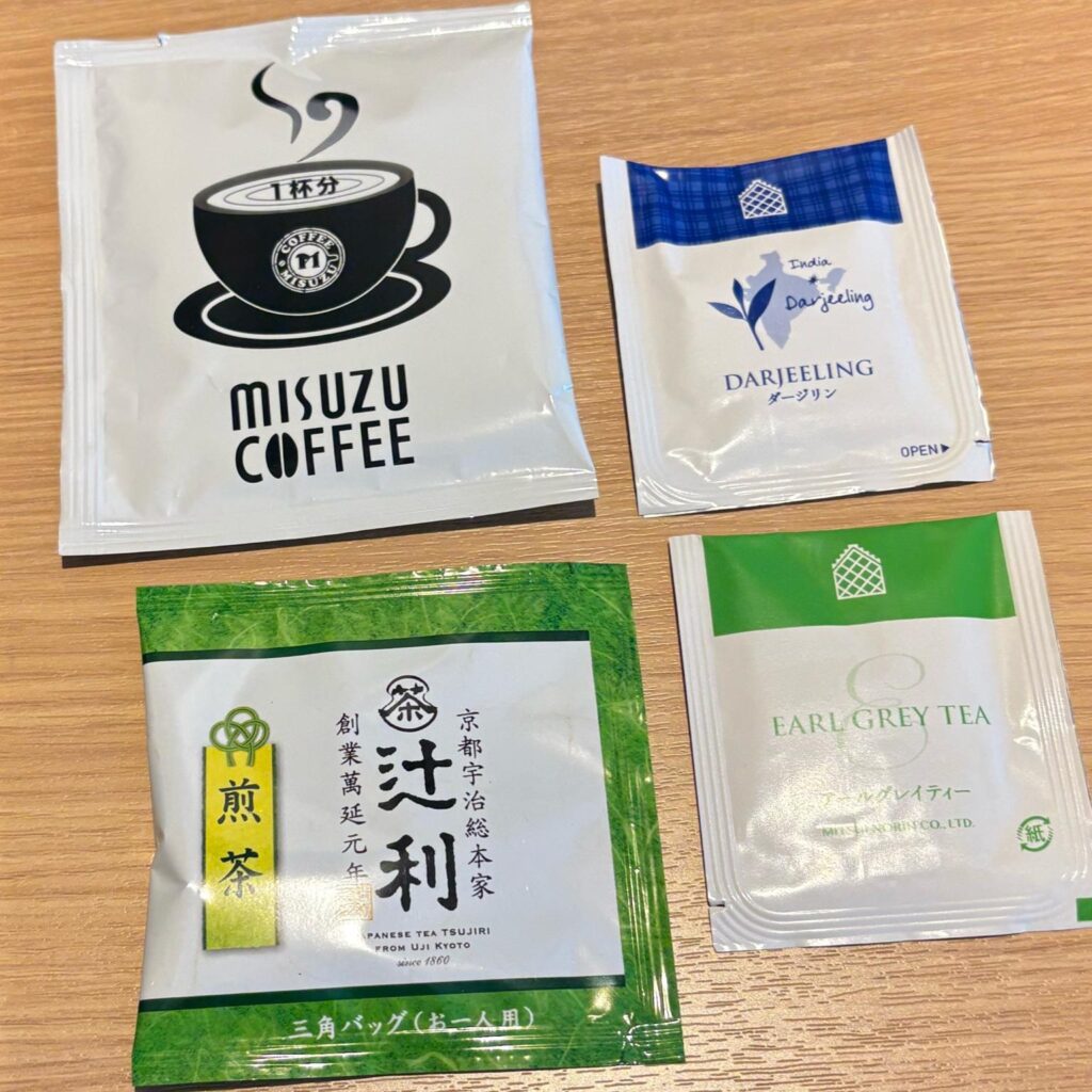 函館湯の川温泉 海と灯/ヒューイットリゾートのジュニアスイート客室にあるお茶パック