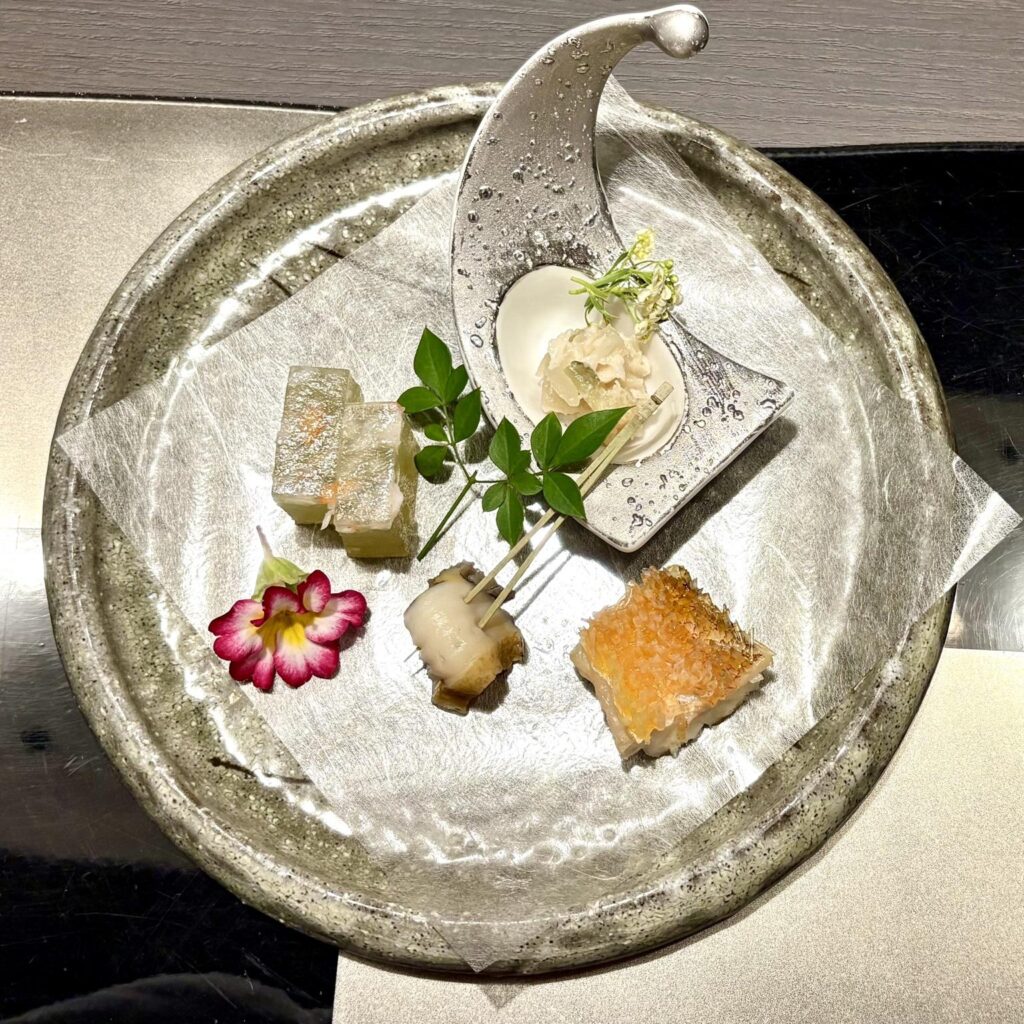 函館湯の川温泉 海と灯/ヒューイットリゾートの夕食、和食処雲波の懐石料理海の季節の盛り合わせ画像