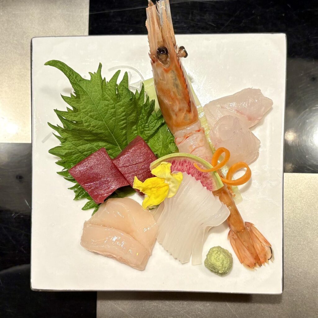 函館湯の川温泉 海と灯/ヒューイットリゾートの夕食、和食処雲波の懐石料理海の本日の鮮魚5種の画像