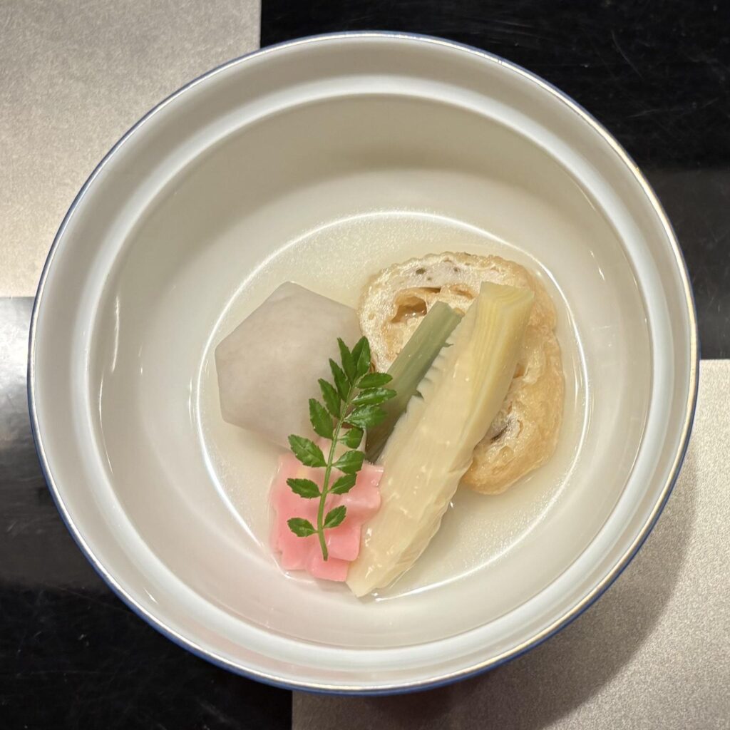 函館湯の川温泉 海と灯/ヒューイットリゾートの夕食、和食処雲波の懐石料理海のワラビの信田巻き画像
