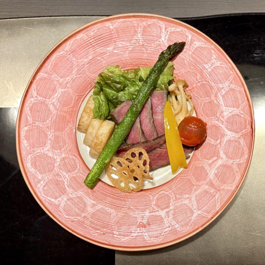函館湯の川温泉 海と灯/ヒューイットリゾートの夕食、和食処雲波の懐石料理海の道産牛ローストビーフの画像