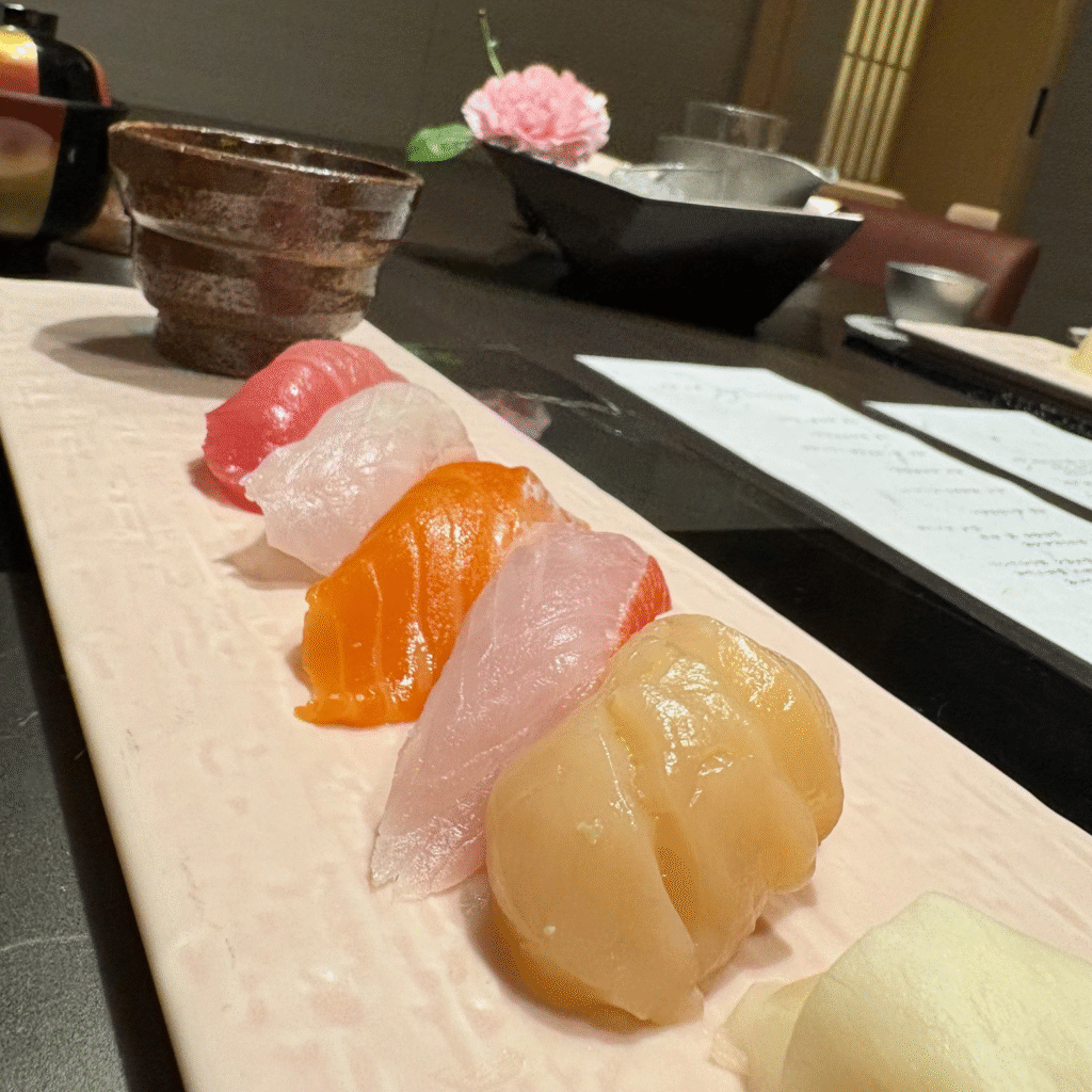 函館湯の川温泉 海と灯/ヒューイットリゾートの夕食、和食処雲波の懐石料理海の握り寿司の画像