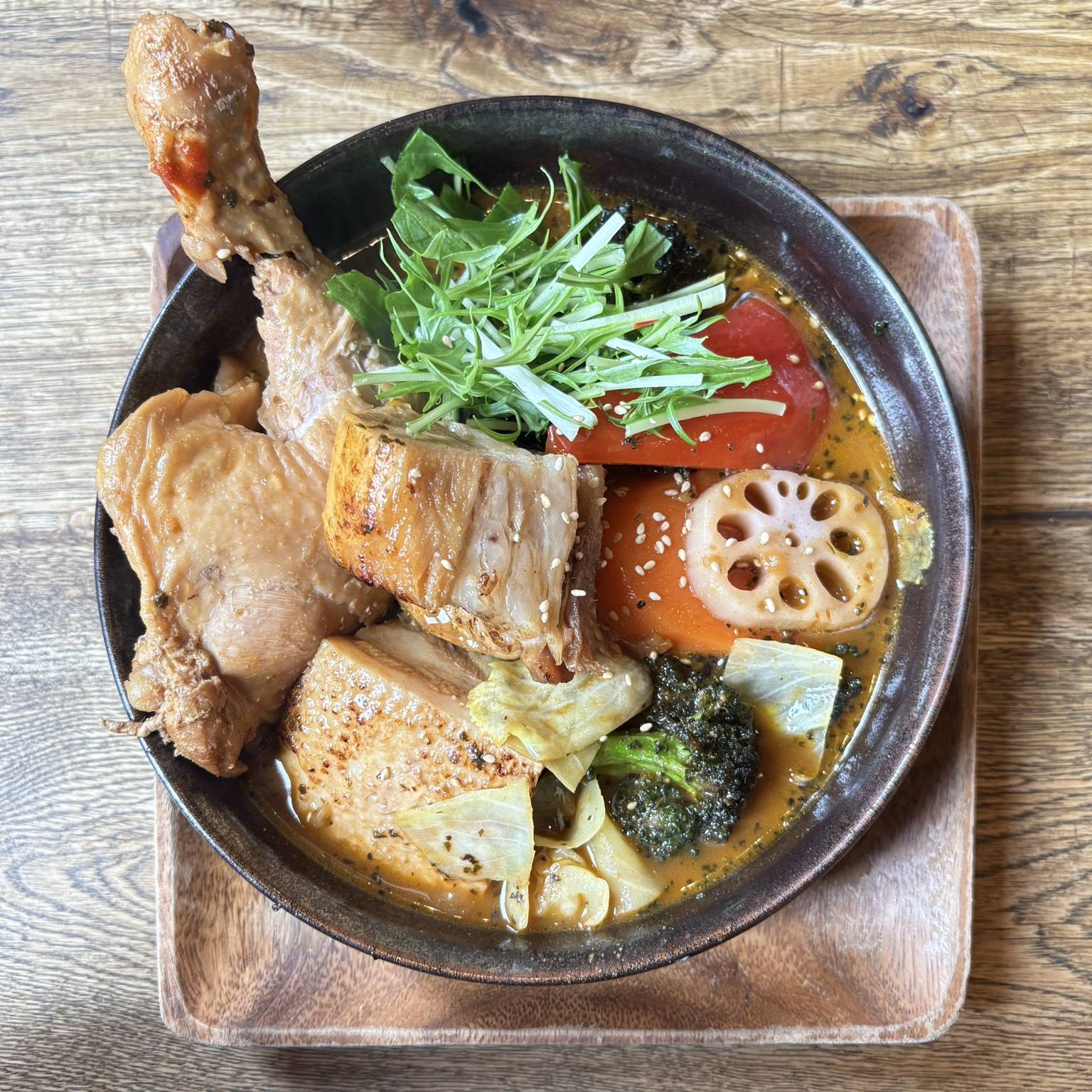 スープカレーGARAKU千歳店の炙り角煮&やわらかチキンレッグと野菜カレーの画像