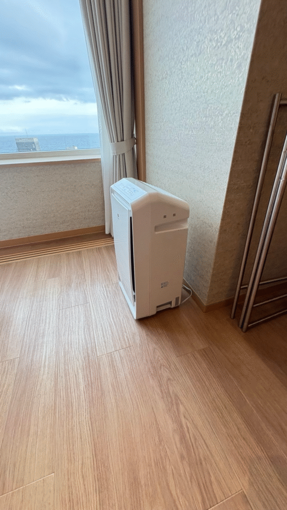 函館湯の川温泉 海と灯/ヒューイットリゾートのジュニアスイート客室にある空気清浄機