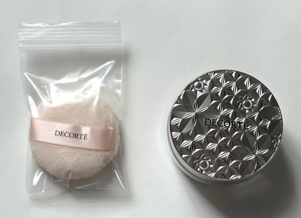 DAISOのチャック付き収納パックにフェイスパウダーのパフを入れている画像