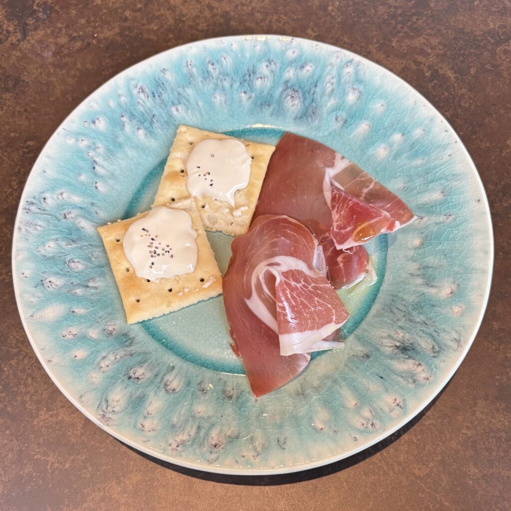 ねをはす HOTEL BOOK & CAFEの夕食カジュアルフレンチお任せコースのハモンセラーノクリームチーズの画像