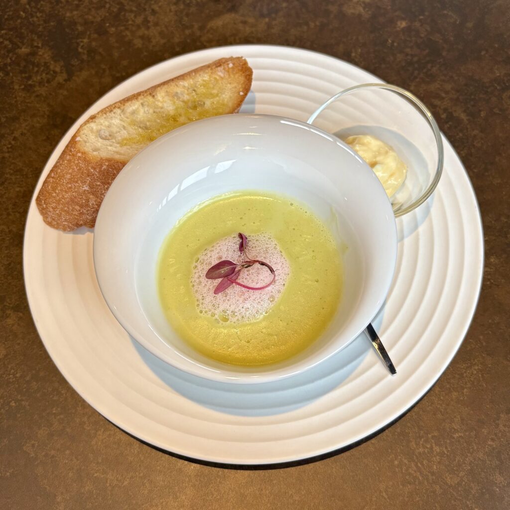 ねをはす HOTEL BOOK & CAFEの夕食カジュアルフレンチお任せコースのそら豆のスープの画像