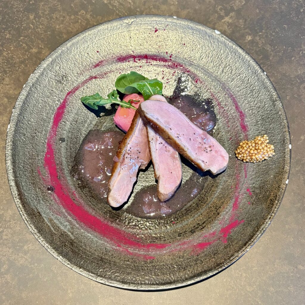 ねをはす HOTEL BOOK & CAFEの夕食カジュアルフレンチお任せコースの合鴨ステーキ・マッシュポテトの画像
