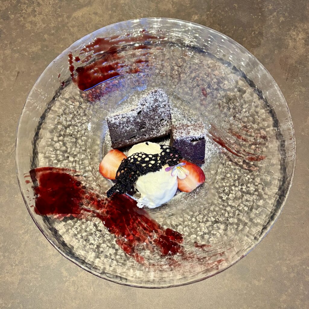 ねをはす HOTEL BOOK & CAFEの夕食カジュアルフレンチお任せコースのガトーショコラ・アイスの画像