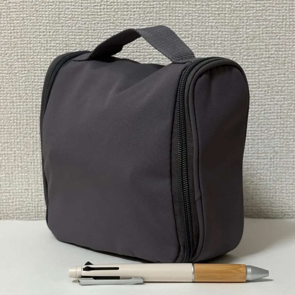 無印良品のポリエステル吊るして使える洗面用具ケースの正面画像