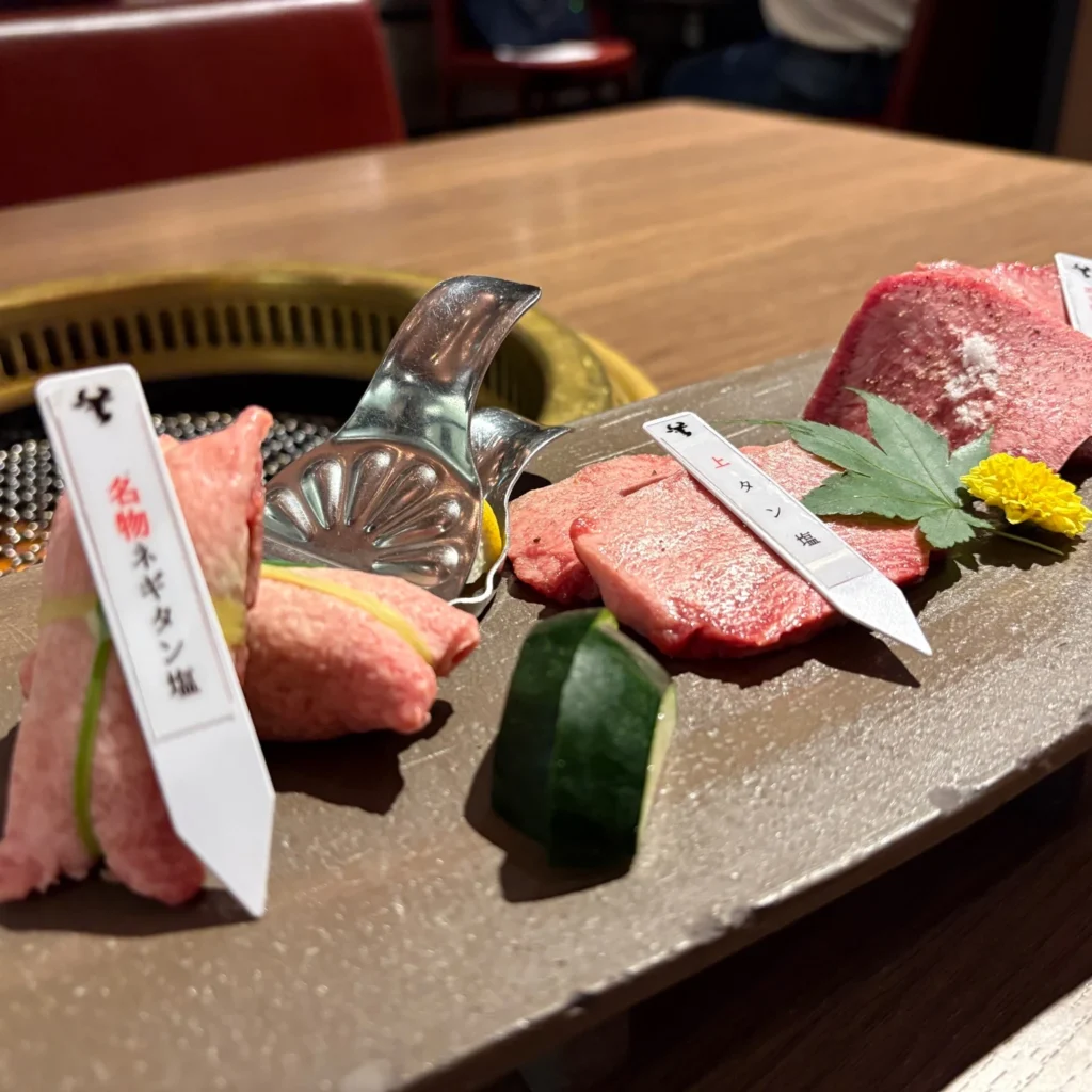 大同苑 仙台一番町店のたん盛り合わせ。名物ネギタン塩、上タン塩、特選タン塩
が2切れずつ。