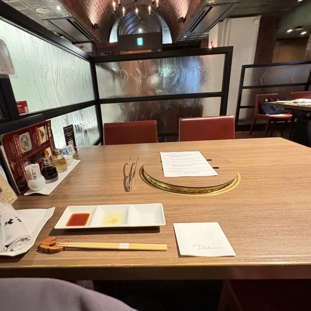 大同苑 仙台一番町店の店内。木目調で高級感のある落ち着いた空間
