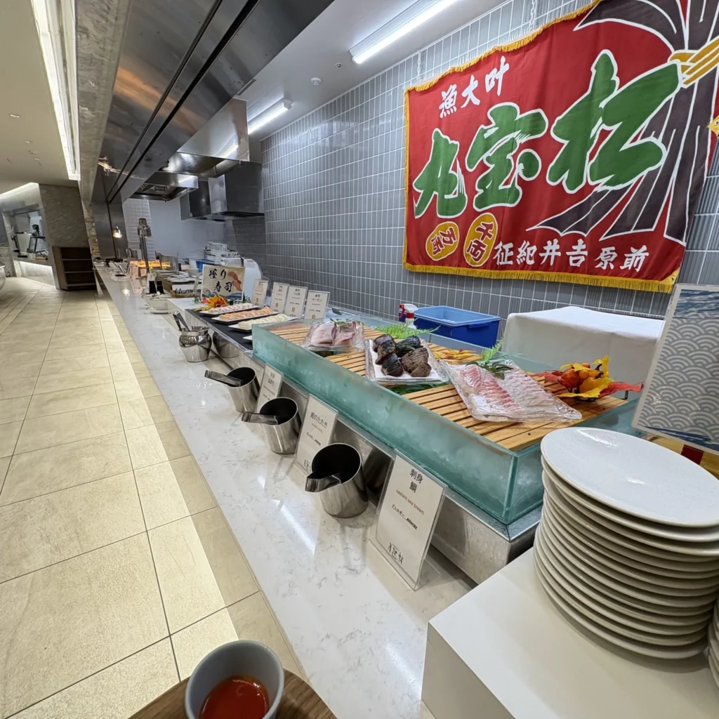 唐津シーサイドホテル東館のレストラン月波楼の夕食時のライブキッチンの画像。