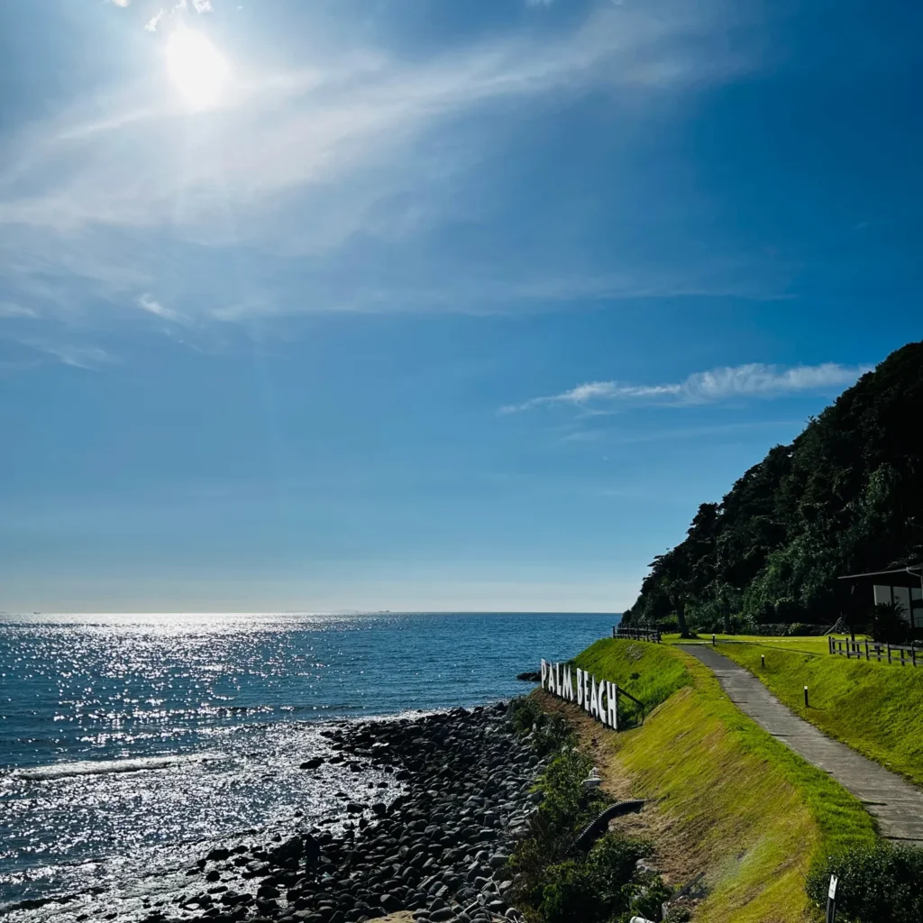 福岡県糸島市にあるPALM BEACHの看板と海の景色の画像