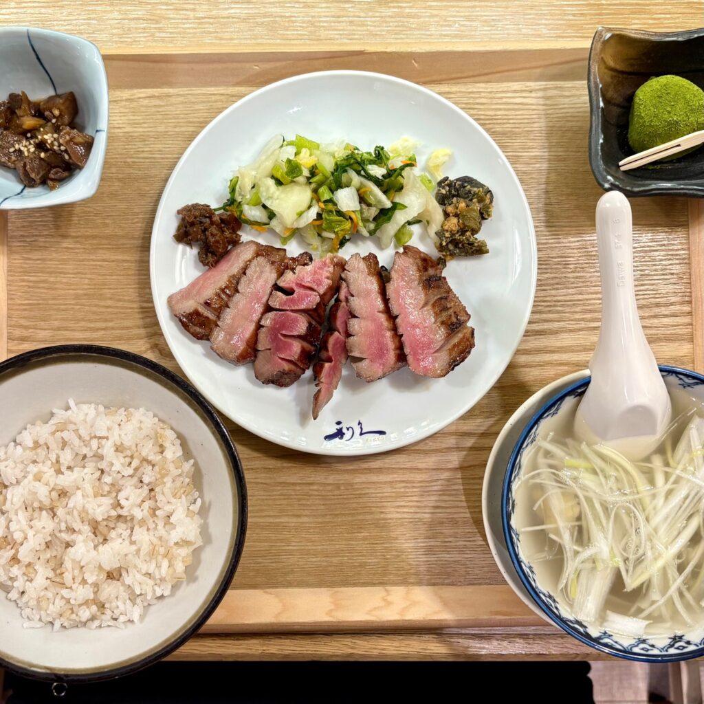 牛たん通りにある牛たん炭焼き利久の牛たん極定食の画像