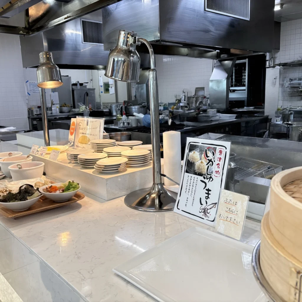 唐津シーサイドホテル東館のレストラン月波楼の朝食時のライブキッチンの画像。目の前でオムレツを作ってもらえる。