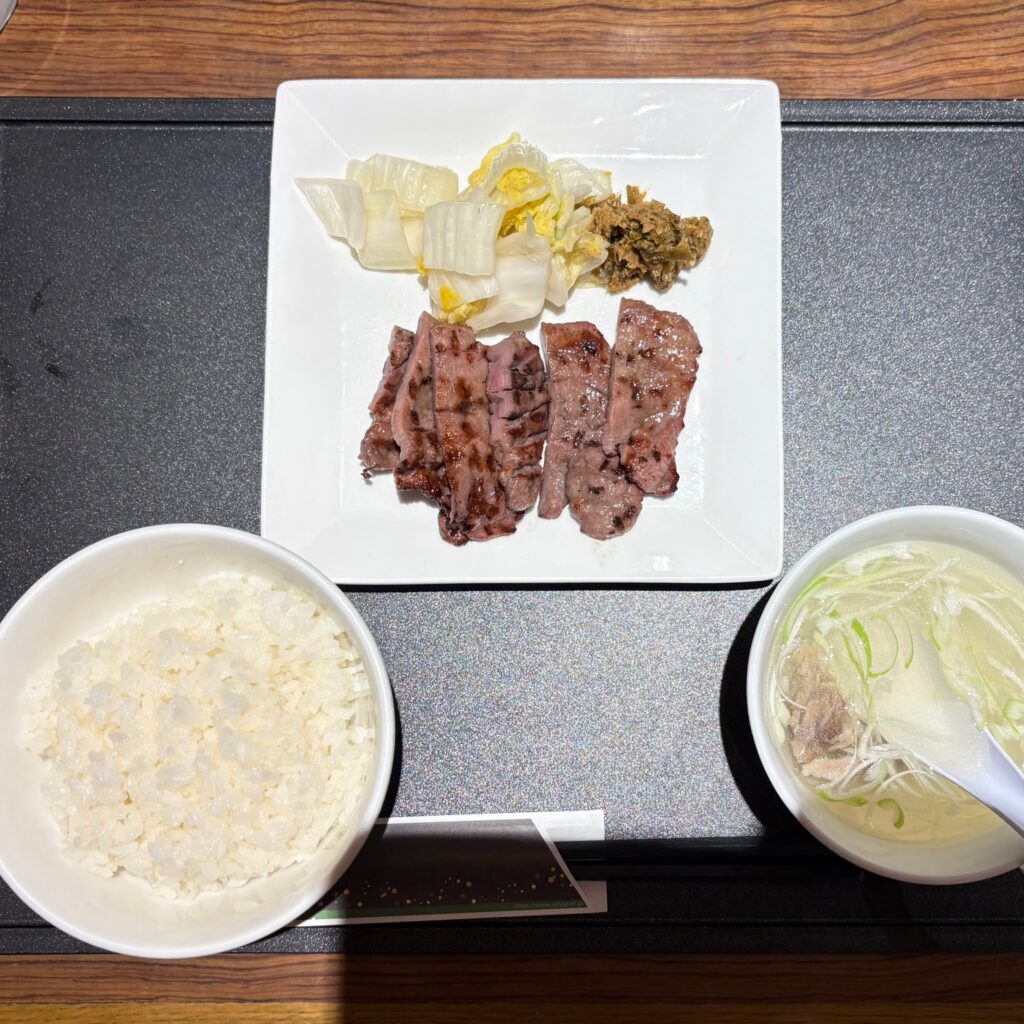 牛たん通りにある牛たんと仙台牛伊勢屋のすてーき屋さんの牛たん膳