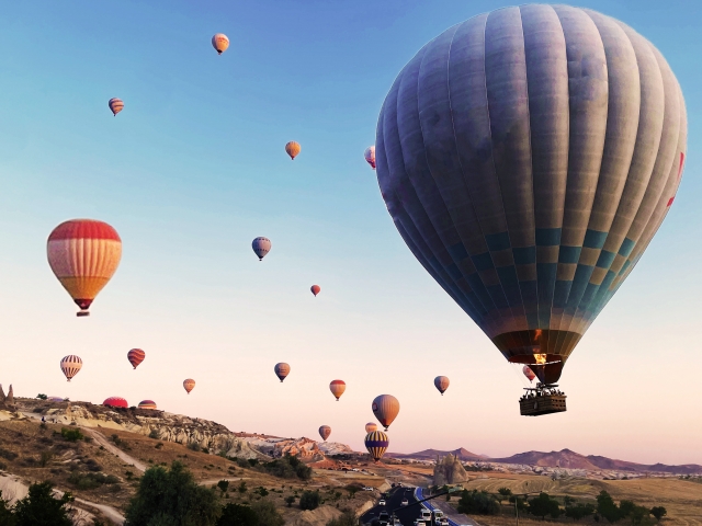 トルコのカッパドキアの気球の画像